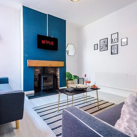 Large 4 Bedroom Home With Free Parking Near Mediacityuk Manchester Bagian luar foto