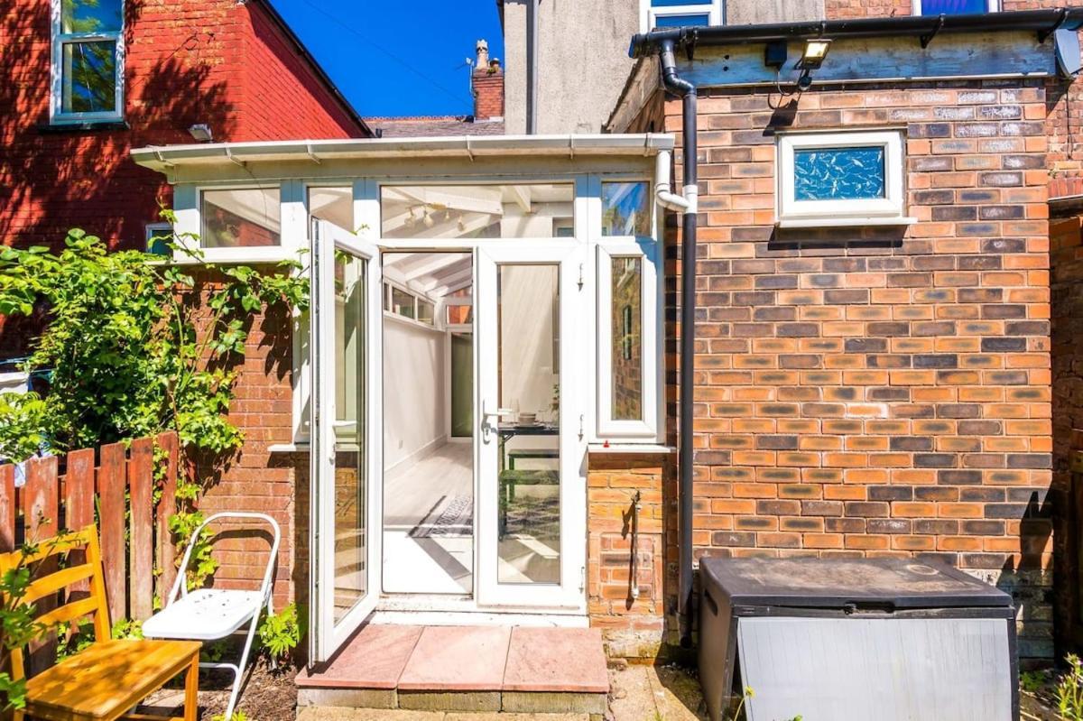 Large 4 Bedroom Home With Free Parking Near Mediacityuk Manchester Bagian luar foto