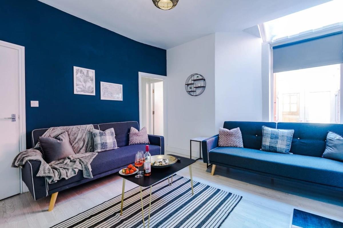 Large 4 Bedroom Home With Free Parking Near Mediacityuk Manchester Bagian luar foto