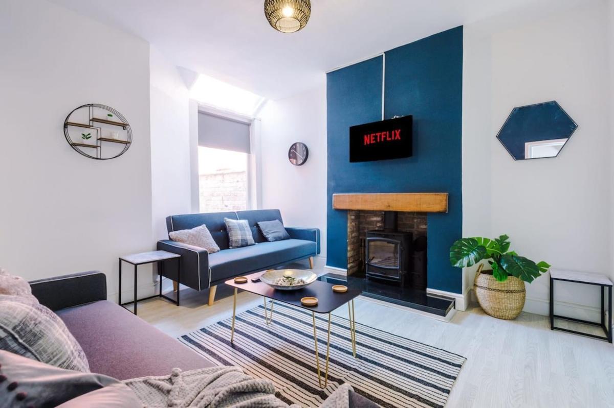 Large 4 Bedroom Home With Free Parking Near Mediacityuk Manchester Bagian luar foto