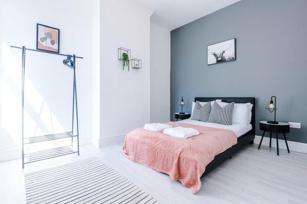 Large 4 Bedroom Home With Free Parking Near Mediacityuk Manchester Bagian luar foto