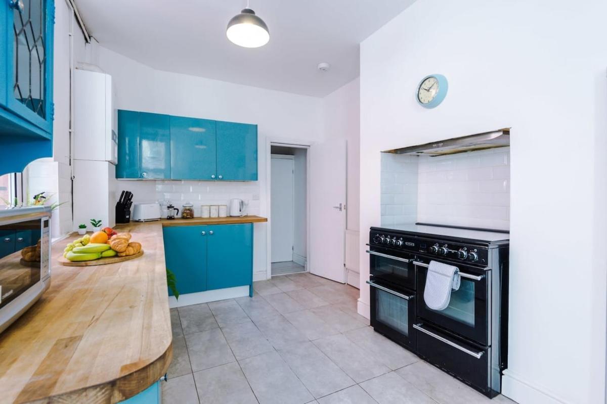 Large 4 Bedroom Home With Free Parking Near Mediacityuk Manchester Bagian luar foto