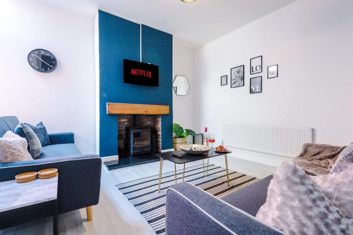 Large 4 Bedroom Home With Free Parking Near Mediacityuk Manchester Bagian luar foto