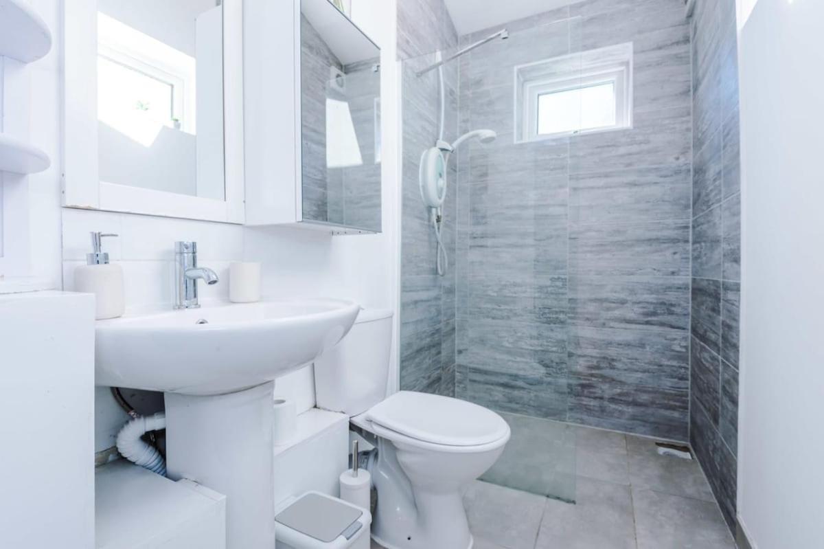 Large 4 Bedroom Home With Free Parking Near Mediacityuk Manchester Bagian luar foto
