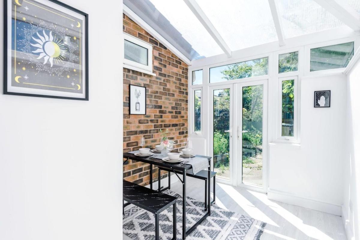 Large 4 Bedroom Home With Free Parking Near Mediacityuk Manchester Bagian luar foto