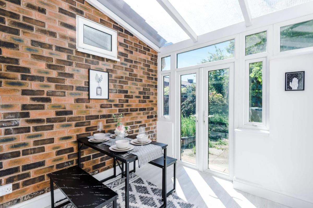 Large 4 Bedroom Home With Free Parking Near Mediacityuk Manchester Bagian luar foto