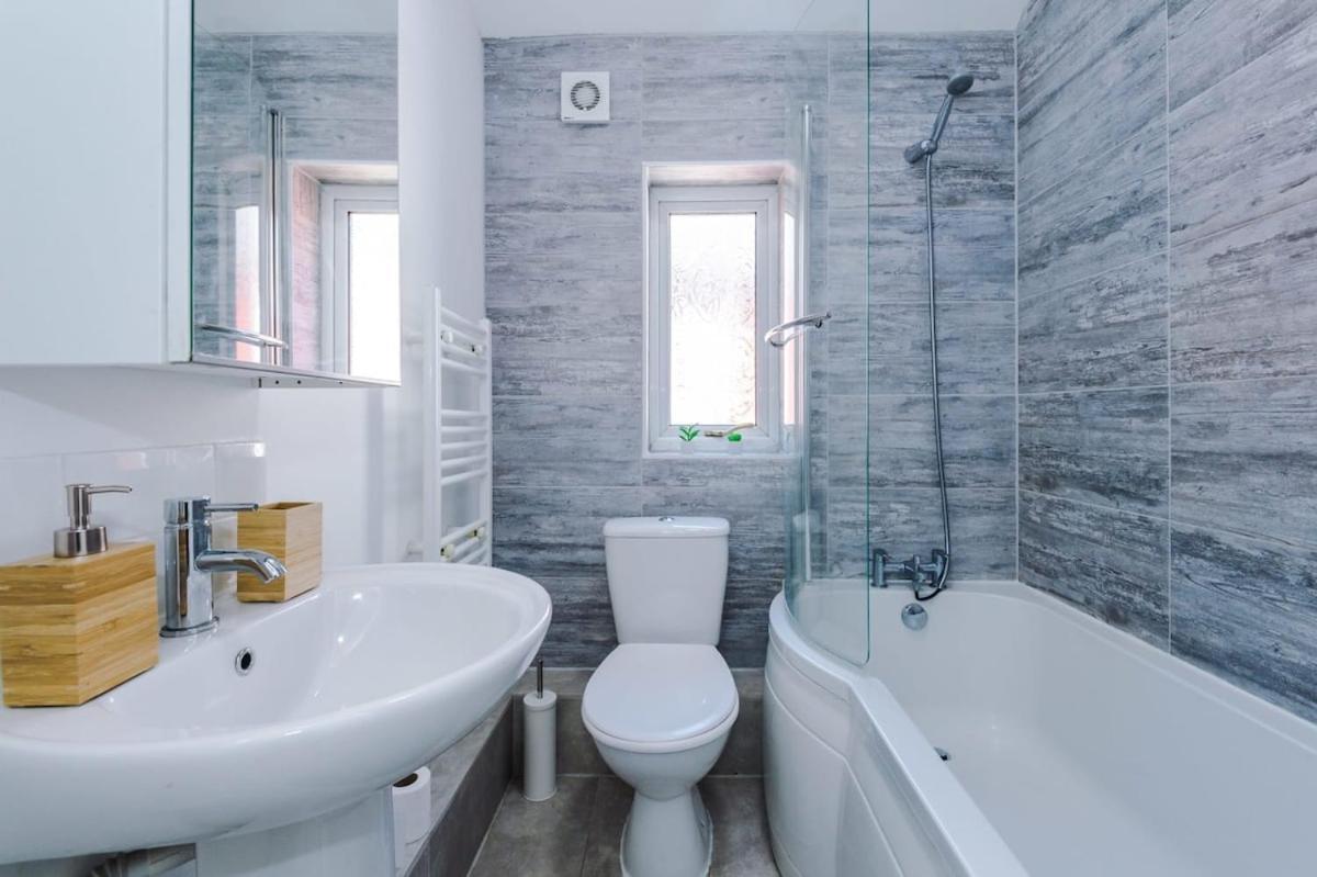 Large 4 Bedroom Home With Free Parking Near Mediacityuk Manchester Bagian luar foto